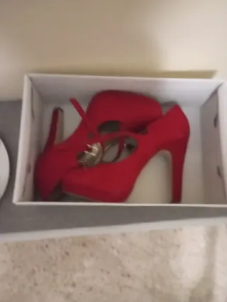 Zapatos de tacón rojos para mujer