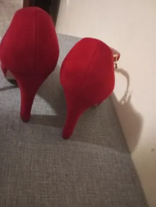 Zapatos de tacón rojos para mujer