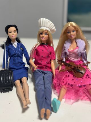 Lote 9 Muñecas Barbie, ropa y accesorios