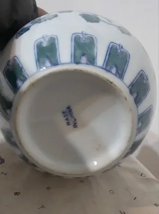 Jarrón de porcelana blanco y verde