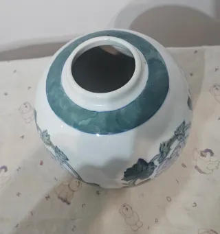 Jarrón de porcelana blanco y verde