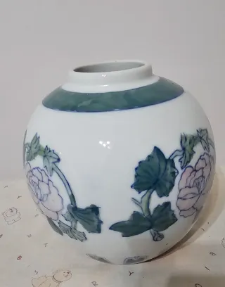 Jarrón de porcelana blanco y verde