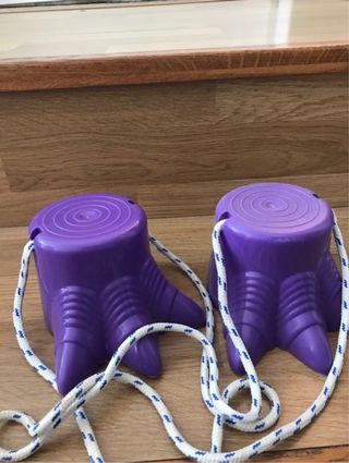 Zancos de juguete morados con cuerdas