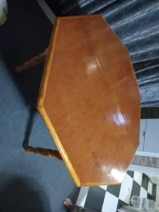 Mesa octogonal de madera