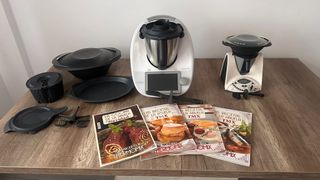 Thermomix TM6 con accesorios y libros