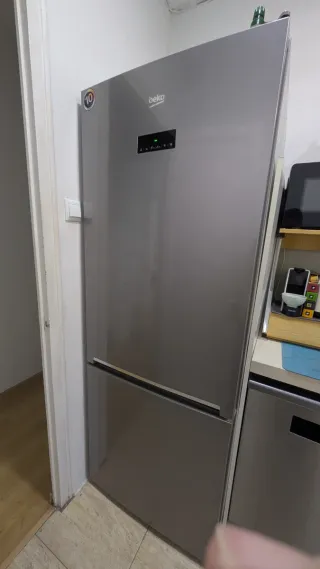 Nevera Beko plateada