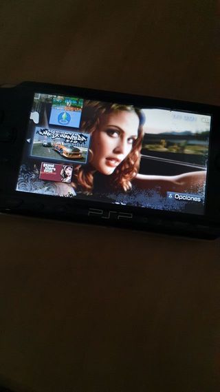 PSP Negra con juegos digitales