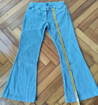 Pantalón de pana azul acampanado