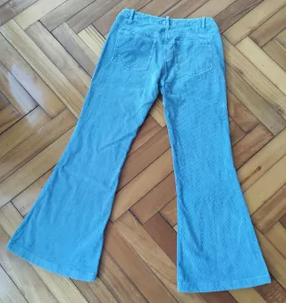 Pantalón de pana azul acampanado