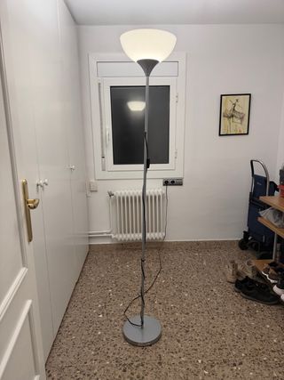 Lámpara de pie moderna gris y blanca