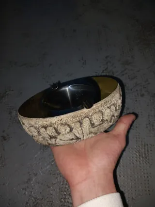 Cenicero de piedra y metal