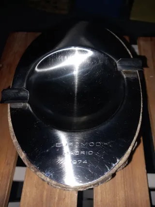 Cenicero de piedra y metal