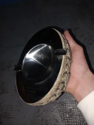 Cenicero de piedra y metal