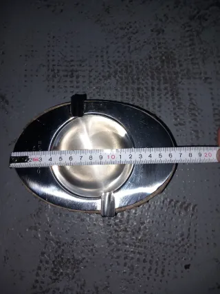 Cenicero de piedra y metal