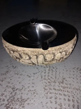 Cenicero de piedra y metal