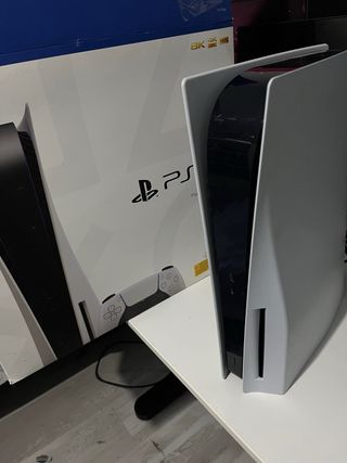 PS5 (reparación) +2 mandos y caja original .