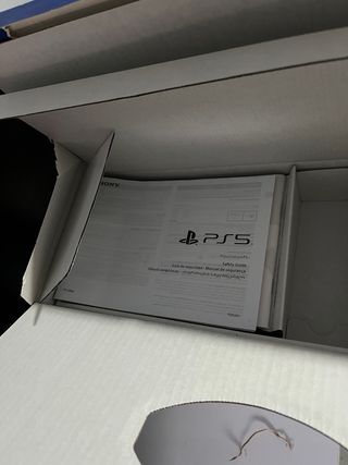 PS5 (reparación) +2 mandos y caja original .