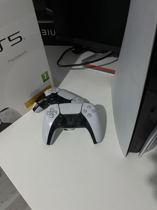 PS5 (reparación) +2 mandos y caja original .
