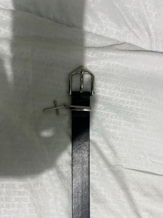 Cinturón unisex con detalle de cruz