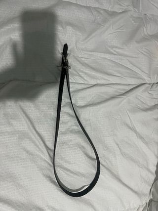 Cinturón unisex con detalle de cruz