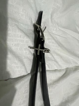 Cinturón unisex con detalle de cruz