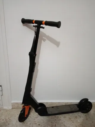 Patinete unisex negro y naranja