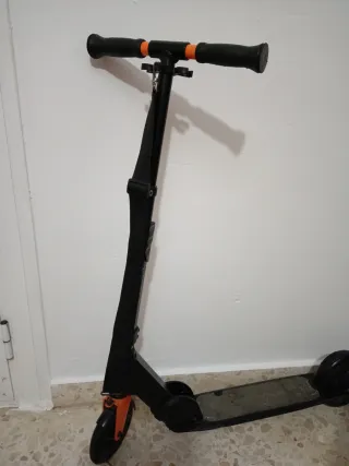 Patinete unisex negro y naranja