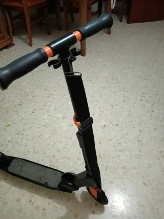 Patinete unisex negro y naranja