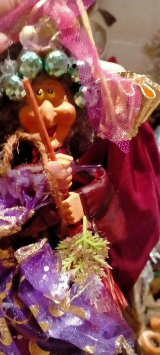 Befana artigianale con scopa e vestito