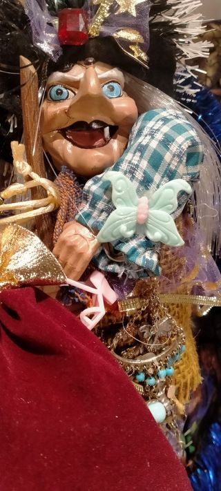 Befana artigianale con scopa e vestito