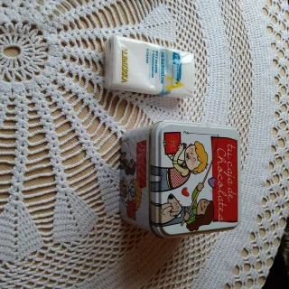 Caja metálica de chocolates vintage