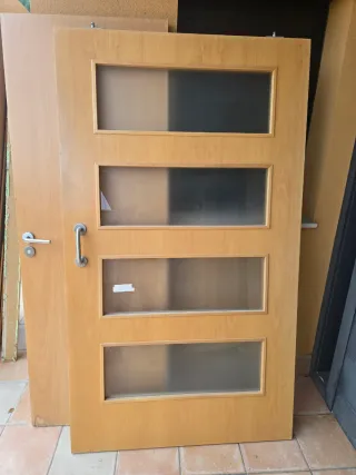 Puerta corredera de madera con 4 cristales