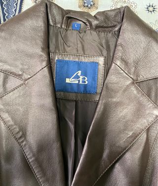 Chaqueta de cuero marrón para mujer. Tres cuartos.