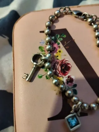 Pulsera Ciclón Plata con Llaves y Piedra Azul