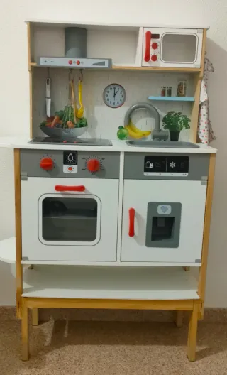 URGE VENDER Cocina de madera,microondas,freidora
