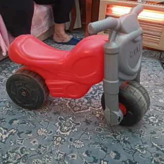 Moto de juguete roja para niños
