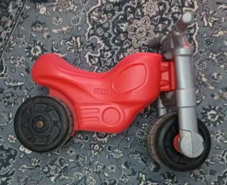 Moto de juguete roja para niños