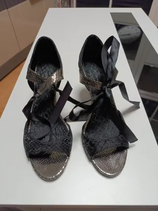 Zapatos de tacón fiesta negros y plateados