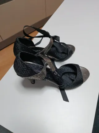 Zapatos de tacón fiesta negros y plateados