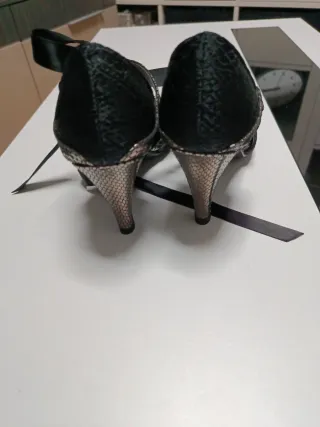 Zapatos de tacón fiesta negros y plateados