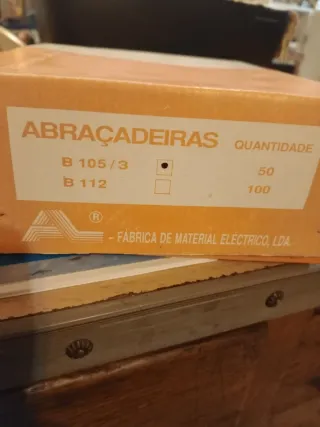 Abraçadeiras triplas para cabos