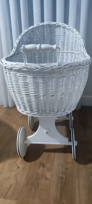 Moisés Cuna Mimbre con Ruedas