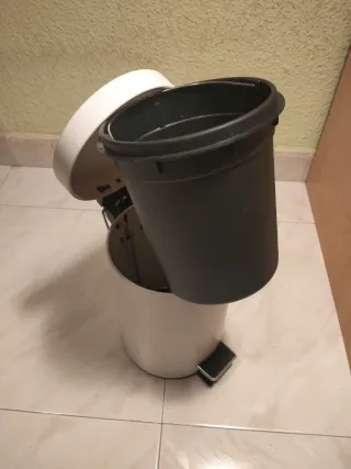 Papelera de metal blanca con pedal