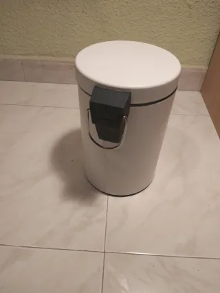 Papelera de metal blanca con pedal