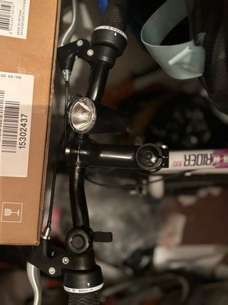 Bicicleta con luz delantera