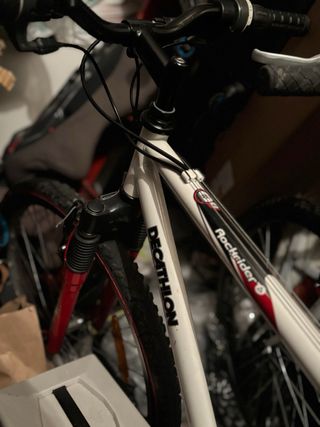 Bicicleta con luz delantera