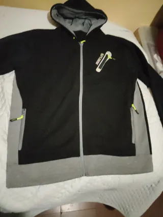 Sudadera con capucha para hombre y cremallera.