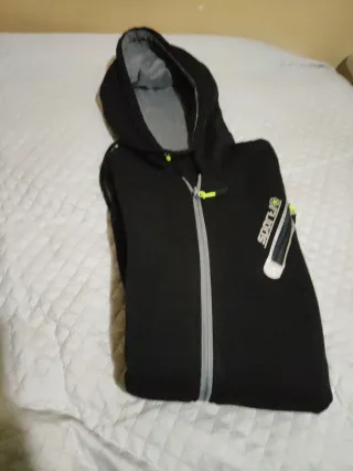 Sudadera con capucha para hombre y cremallera.