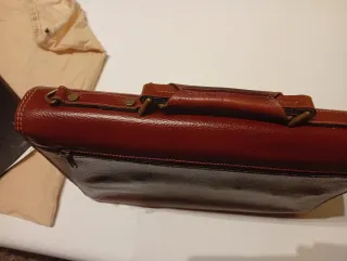 Maletín de piel marrón