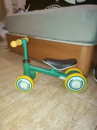 Bici infantil 4 ruedas verde y amarilla